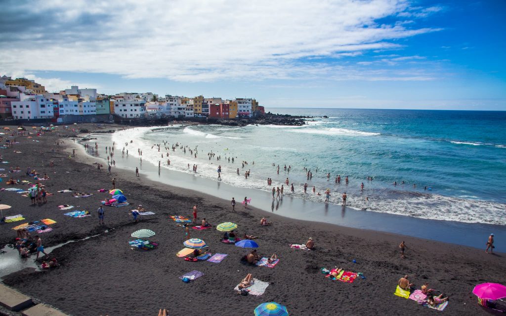 Playa Jardín, em Tenerife nas Ilhas Canárias na Espanha. Praia de areia preta