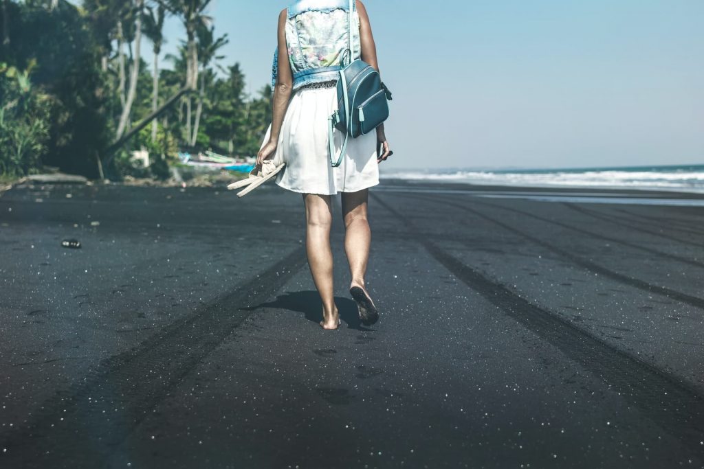 Praia Lovina em Bali na Indonesia. Onde fica praia de areia preta