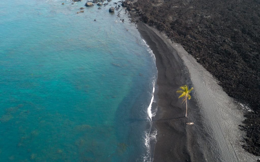 Praia de areia preta Punaluʻu no Hawaii nos Estados Unidos. 