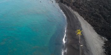 Praia de areia preta
