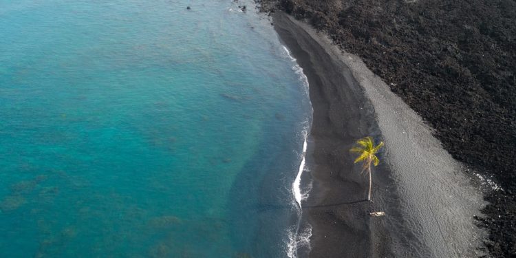 Praia de areia preta