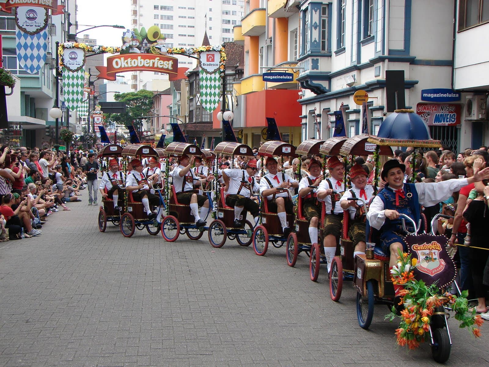 Tudo sobre a Oktoberfest, em Blumenau 🍻 🇧🇷 Passaporte Feliz