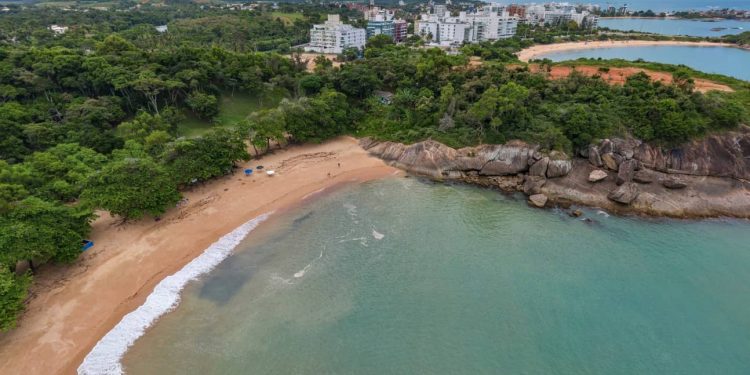 Conheça as 10 melhores praias do Espírito Santo 🇧🇷