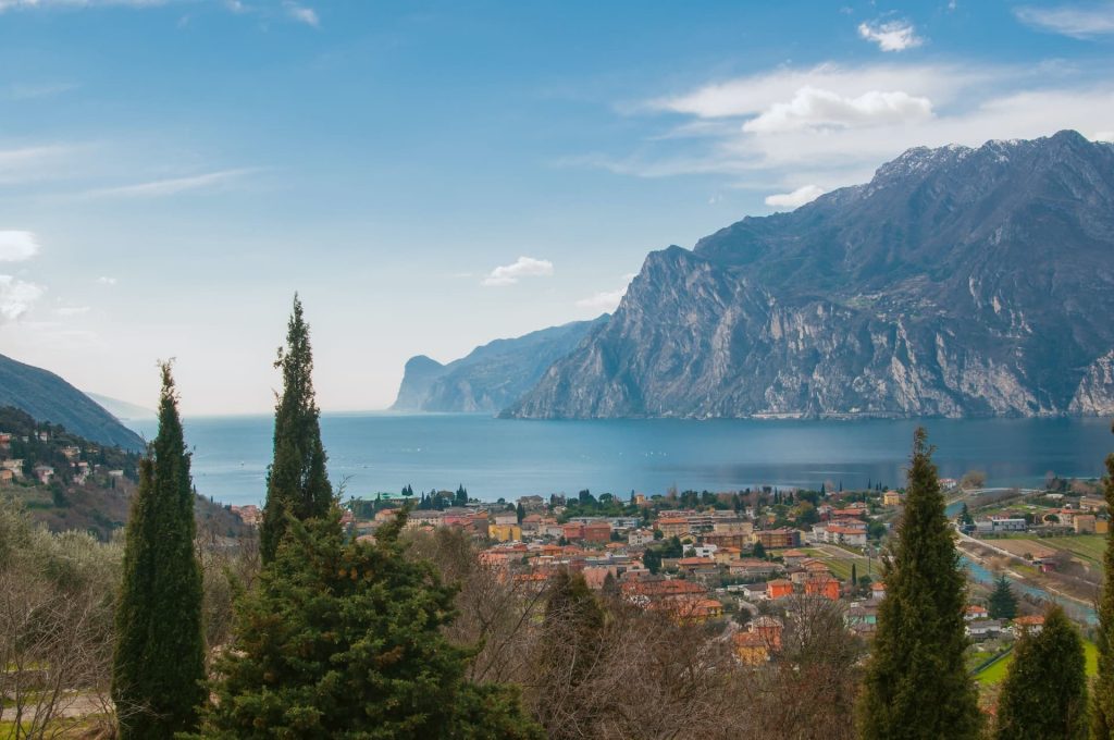 Lago di Garda no norte da Itália