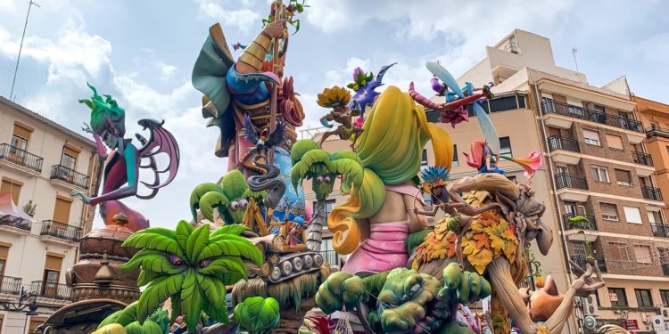Tudo sobre o espetáculo das Fallas em Valência 🇪🇸