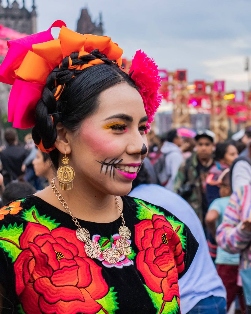 Mulher mexicana comemorando o dia dos mortos.