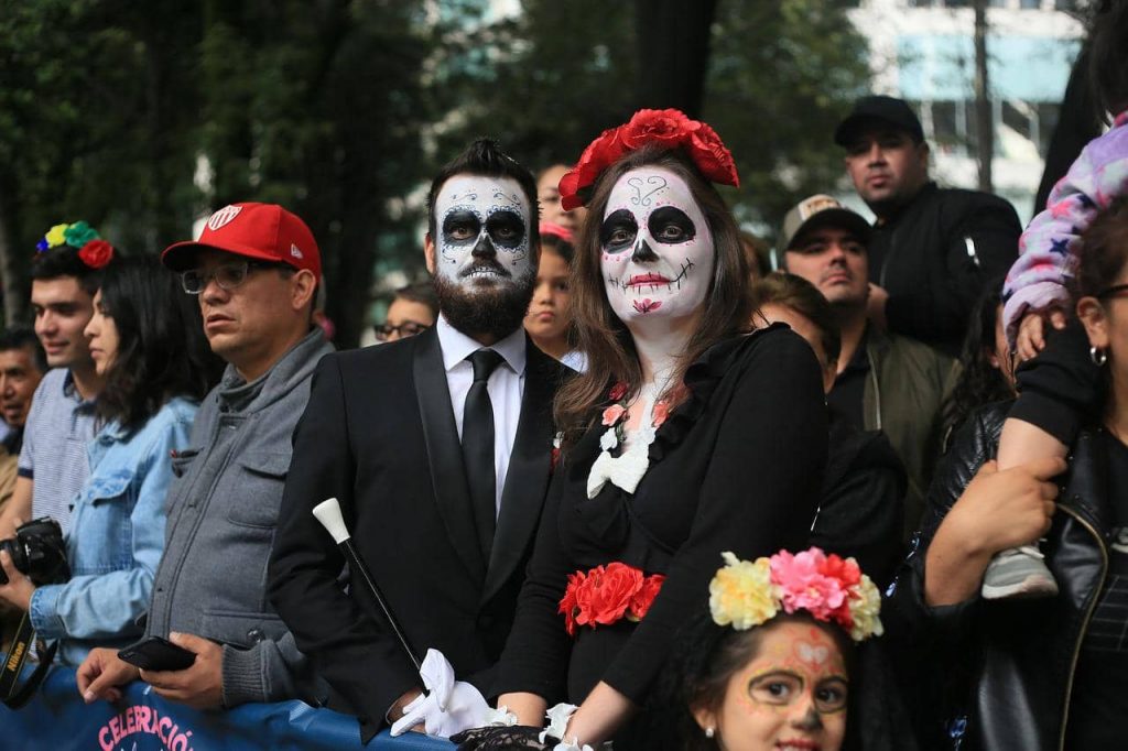 Casal usando maquiagem de Dia dos mortos no México