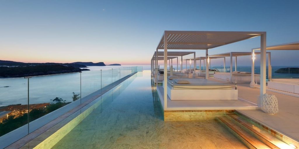 Rooftop com piscina em Ibiza na Espanha do Bless Hotel Ibiza