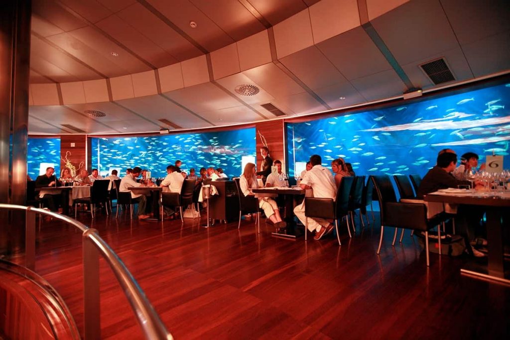 Submarine Restaurante em Valencia, totalmente debaixo d'água no aquário do Oceanografo.