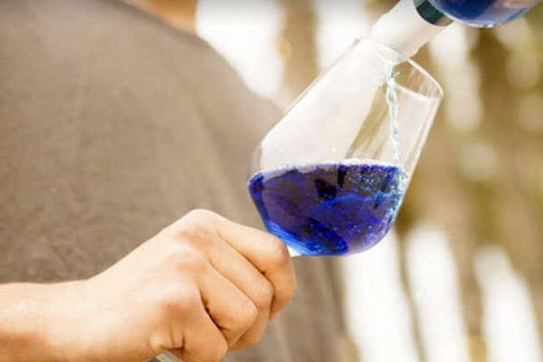 Taça com vinho azul
